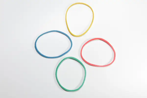 vista dall'alto di elastici multicolori su sfondo bianco