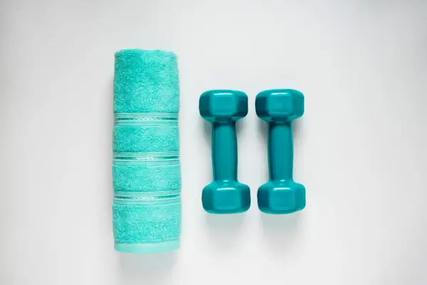 manubri e asciugamano su sfondo bianco