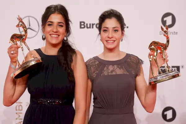 yusra and sarah mardini the swimmers