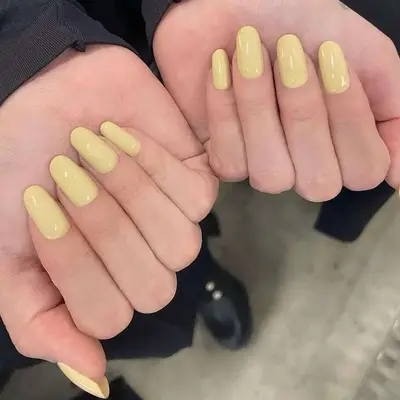 A butter yellow manicure on Selena Gomez