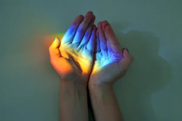 Hand, Finger, Blue, Light, Purple, Lighting, Colorfulness, Gesture, Wrist, Thumb,