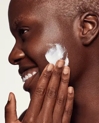 model applying the Sofie Pavitt Benzoyl Peroxide Acne Mask