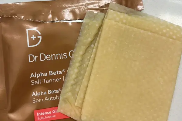 Dr. Dennis Gross Alpha Beta Glow Pad For Face – Intense Glow self-tanner wipes pack and contents