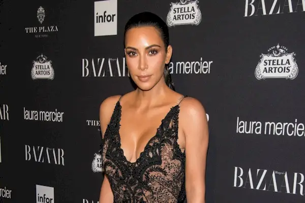 Kim Kardashian hat ihre Dehnungsstreifen entfernen lassen – aber funktioniert das tatsächlich?