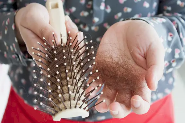 Una sessione di microblading scontata ha causato a questa donna un'infezione terribile: nelle sopracciglia