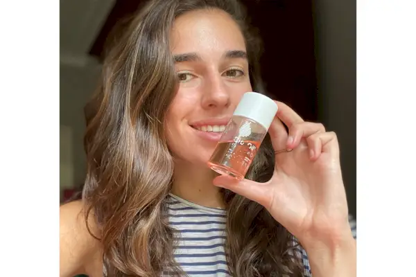 niña sosteniendo producto