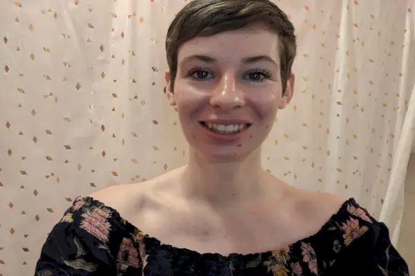 Capelli, viso, espressione facciale, sopracciglio, acconciatura, spalla, sorriso, mento, pelle, labbra,