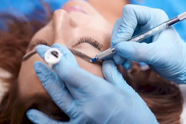 Tout ce que vous devez savoir sur les nano-sourcils, selon les tatoueurs cosmétiques