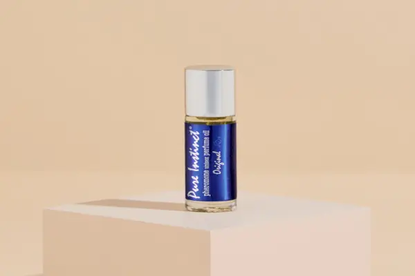 Un concurrent de 'Love Is Blind' s'est fiancé après avoir roulé un parfum de phéromone sur une note d'amour. Nous l’avons donc essayé nous-mêmes.