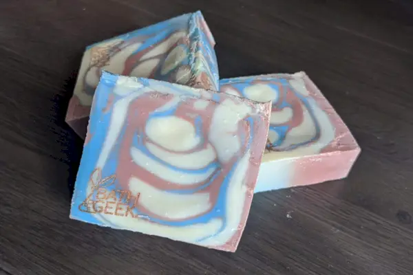 Sapone Bath Geek rosso bianco e blu