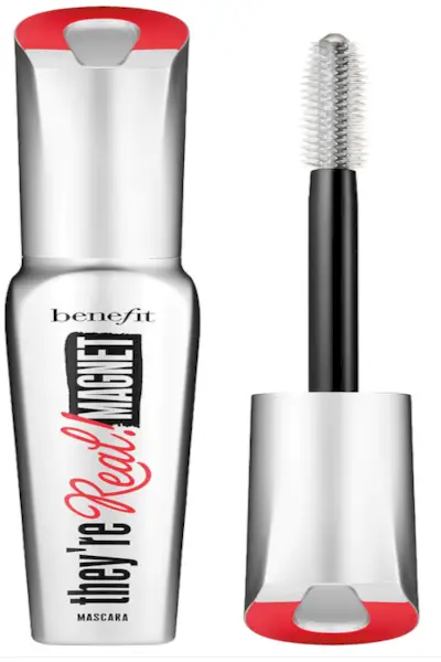 TikTok ma obsesję na punkcie kultowego, ulubionego tuszu do rzęs z magnesem firmy Benefit — oto moja szczera recenzja