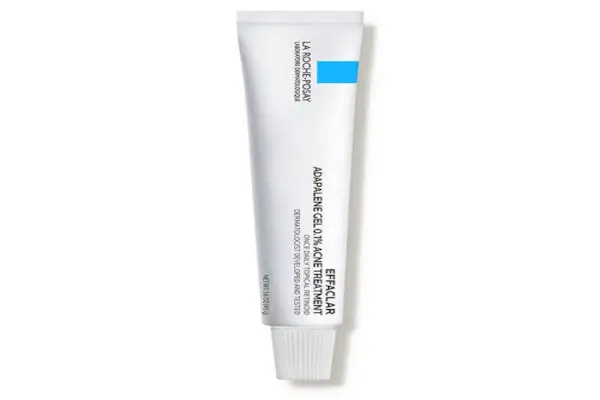 Trattamento dell'acne con retinoidi La Roche-Posay Effaclar Adapalene Gel 0,1%.