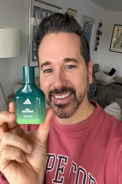 brian segurando perfume adidas