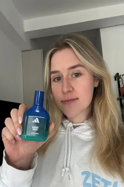 uma pessoa segurando um frasco de fragrância adidas energy drive