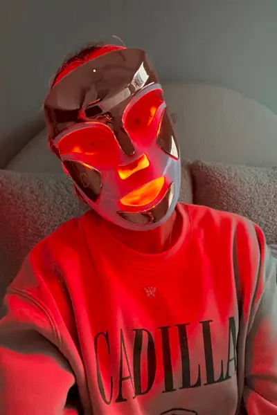 selfie s osobou nasazenou maskou LED světla