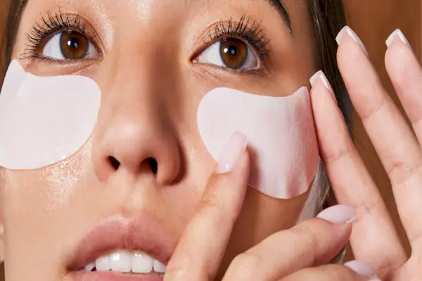 Hvordan bli kvitt poser under øynene, ifølge hudleger