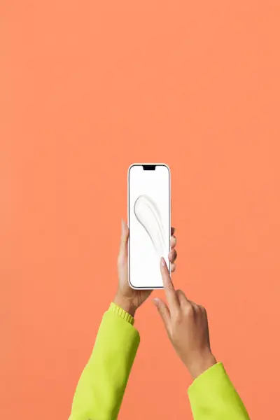 osoba držící telefon