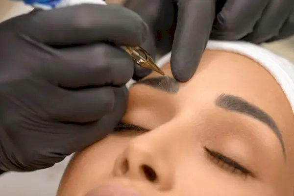 Ce que vous devez savoir sur le Brow Mapping, la technique qui façonne parfaitement les sourcils inégaux