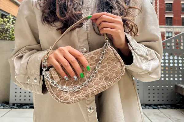 Dip Powder Nails: Was Sie über die schonendere, langlebigere Alternative zu Acryl wissen sollten