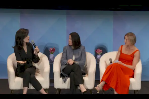 une femme avec ses cheveux tirés en arrière