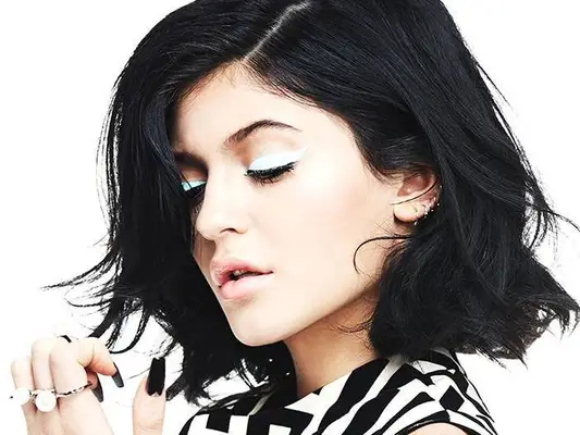 Exclusivo: Kylie Jenner tenta nas tendências de beleza mod do Fall
