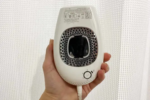 Hand holding the Silk