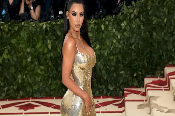 YAS: Kim Kardashians Trainerin hat gerade ihr 6-Pack-Bauchmuskeltraining geteilt