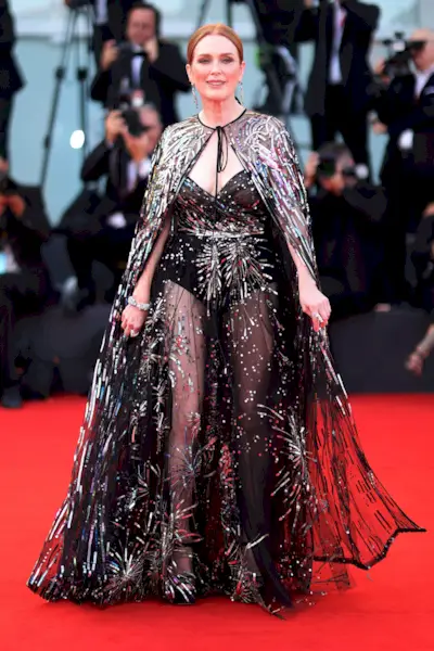 A los 61 años, Julianne Moore tiene piernas épicas con un vestido y un body totalmente transparentes en las fotos del Festival de Cine de Venecia