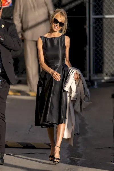 Pamela Anderson está canalizando Audrey Hepburn com pernas e braços tonificados em fotos de vestidinho preto