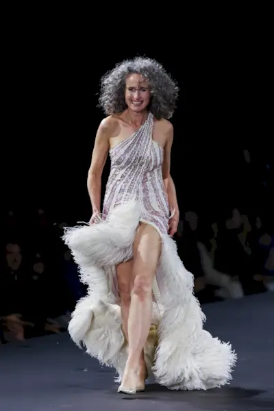 A los 64 años, Andie MacDowell hace alarde de sus piernas asesinas y rizos grises con un vestido con abertura alta en la Semana de la Moda de París