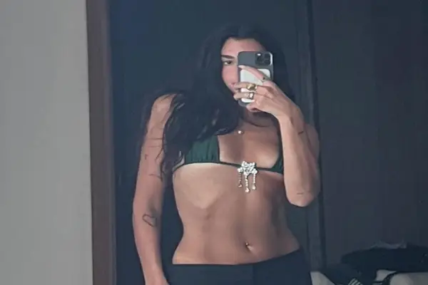 Dua Lipa tiene un botín y piernas totalmente en tanga y medias de red actuando en el escenario en nuevas fotos