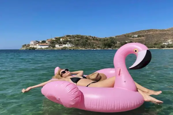 Heather Graham, 53, usava um minivestido com franjas e tem quilômetros e quilômetros de pernas esculpidas