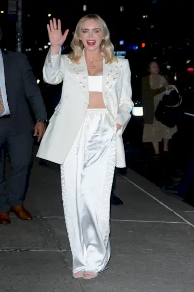 A 39 anni, gli addominali di Emily Blunt sono completamente scolpiti in un top corto bianco in nuove foto