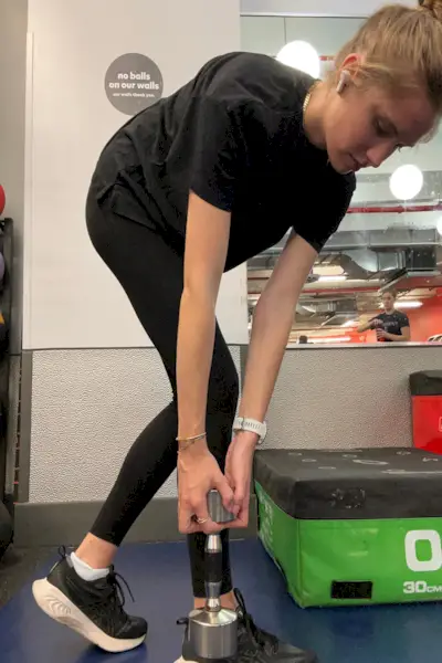 l'écrivain fait des charnières de hanche dans le gymnase