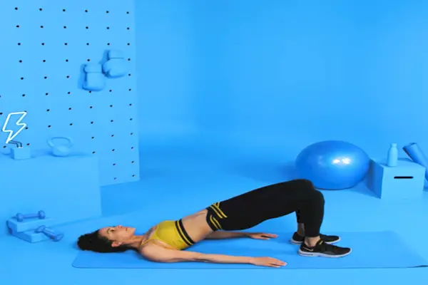 mulher fazendo um impulso de quadril