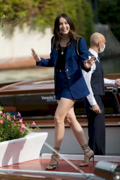 Ana De Armas luce sus cosas con pantalones cortos y tacones de tiras que muestran sus piernas esculpidas en una nueva foto de Venecia