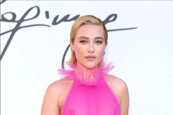 Florence Pughs Killerbeine sind in einem erstaunlichen neuen Bild ohne Hose für eine Valentino-Kampagne gestrafft