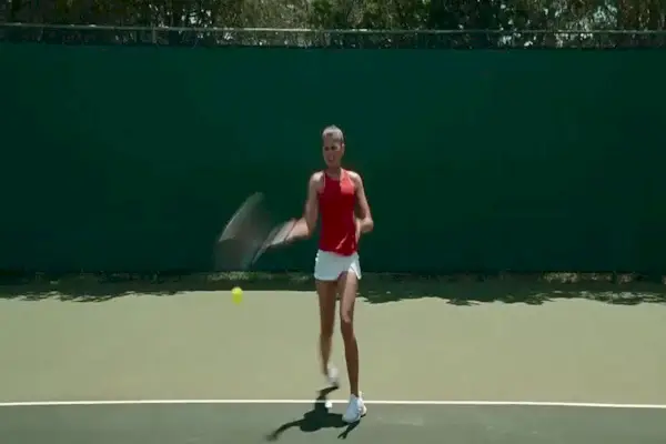 una donna che gioca a tennis