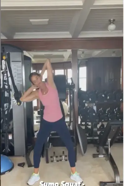 Cindy Crawford, 55, stellt ihre ikonische Pepsi-Werbung von 1992 nach und sieht fitter aus als je zuvor