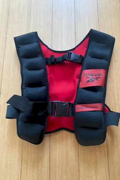 Revisão do colete ponderado da Reebok: o design arejado me mantém fresco e adiciona resistência