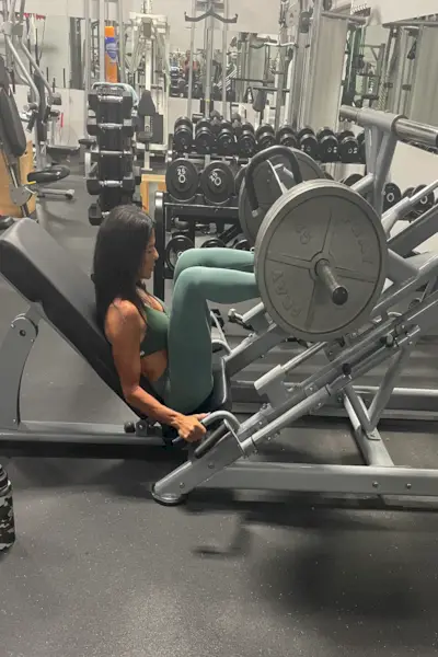 esercizio di leg press eseguito in palestra