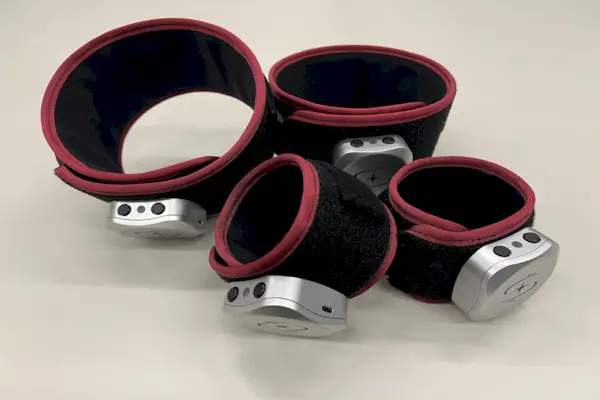 sada nositelných fitness trackerů v různých velikostech