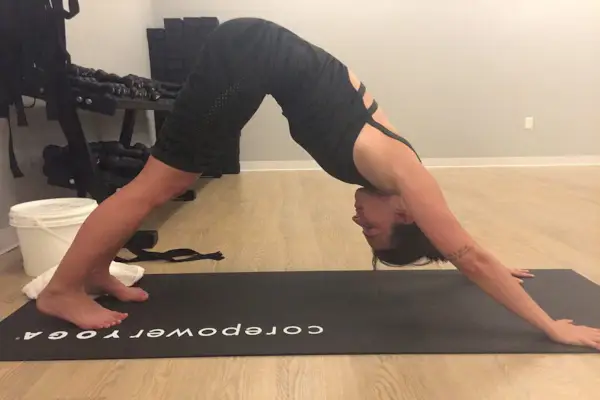 Forme physique, Bras, Articulation, Épaule, Jambe, Planche, Sol, Tapis de yoga, Jambe humaine, Pilates,
