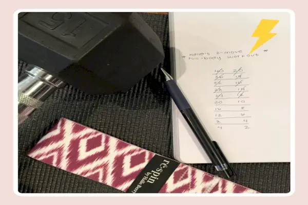 notisblokk med nedskrevet trening, motstandsbånd og manual