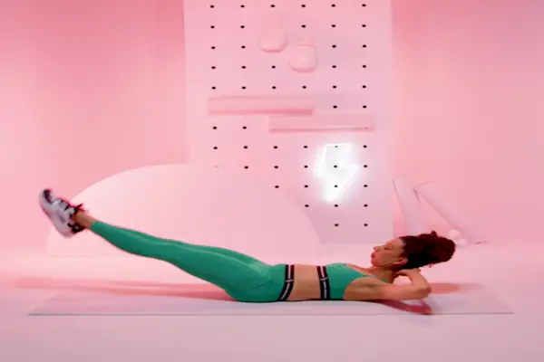 Her er, hvordan du laver Flutter Kicks for at få de maksimale kernefordele, ifølge trænere