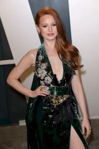 Madelaine Petsch har meislet ben og magemuskler i en brystvortebar topp og skjørt med høy spalte på IG-bilder