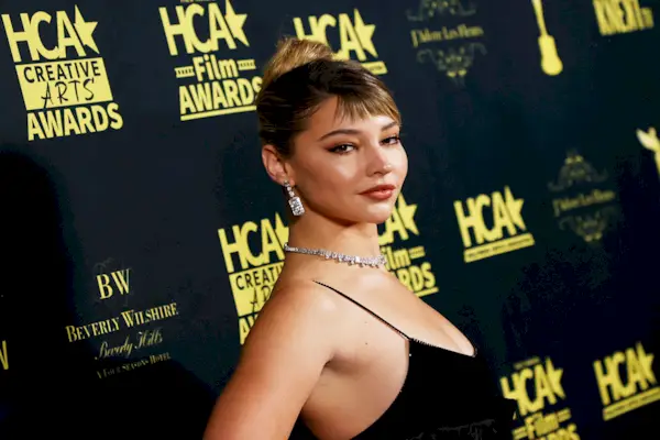 Qual è la routine di allenamento di Madelyn Cline? Il 26enne ama il pilates, l'equitazione e altro ancora