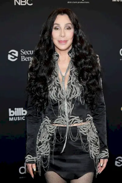 Cher, 75, právě upustila od své přesné rutiny cvičení na Twitteru – a je to hlavní