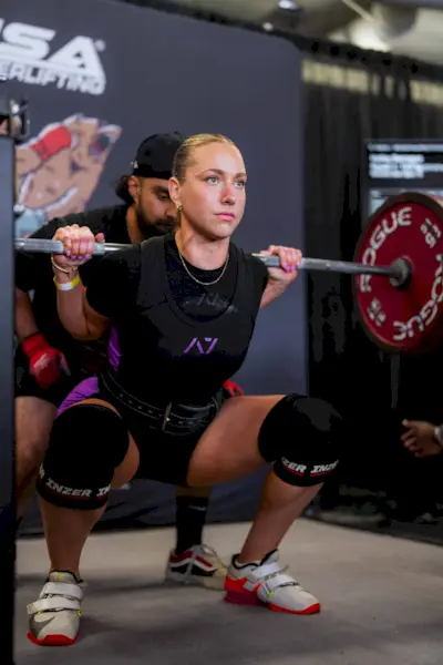 'Eu costumava querer ser menor - agora agacho 315 quilos e me sinto mais forte do que nunca'