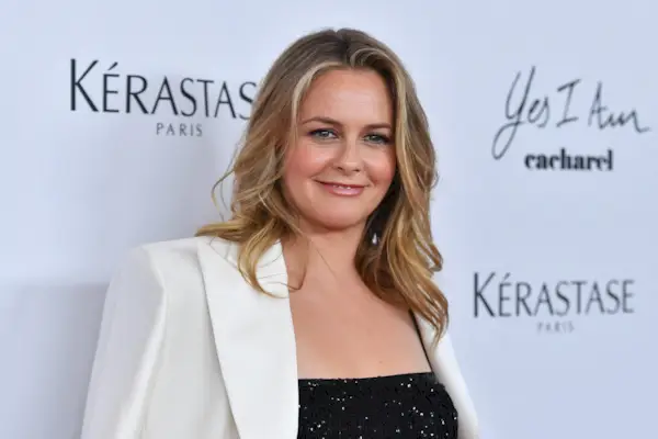 Alicia Silverstone, 46, ist auf einem völlig nackten PETA-Kampagnenfoto mit straffen Bauchmuskeln zu sehen